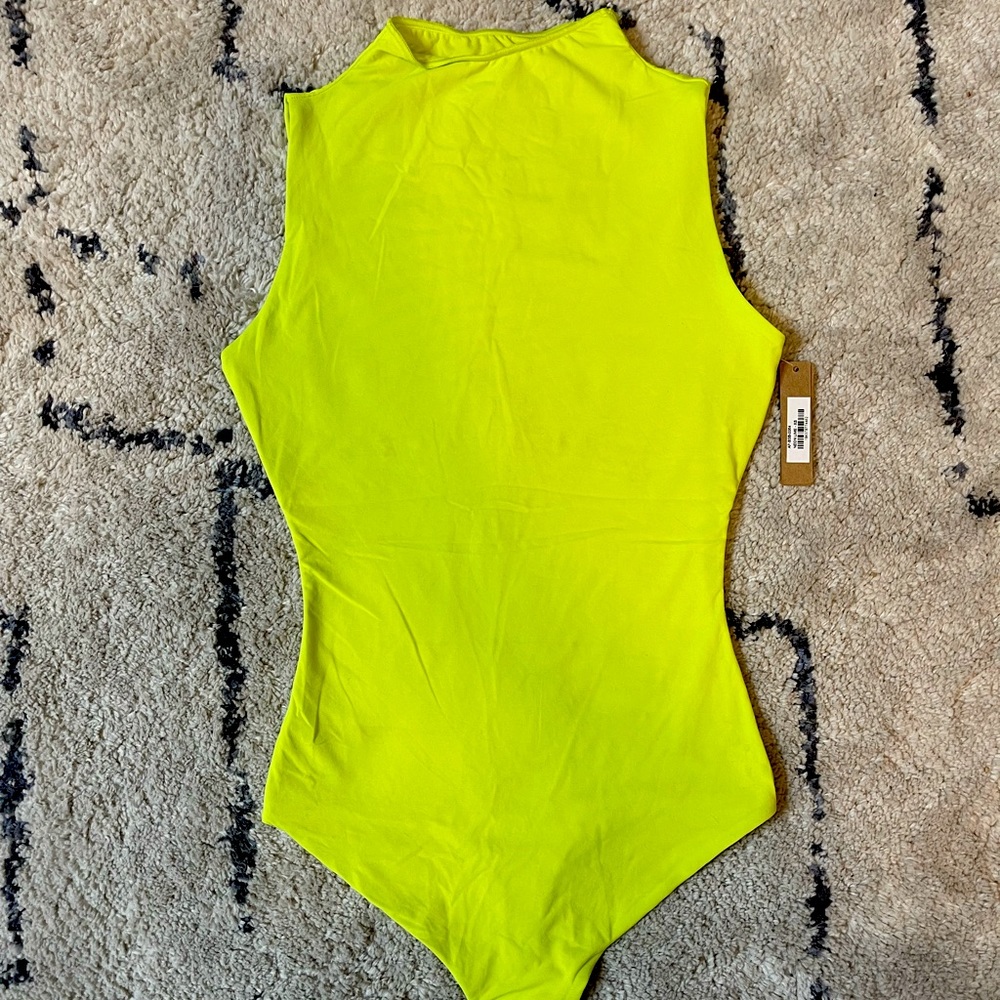 NWT SKIMS Fits Everybody Sleeveless Mock Neck Bodysuit Size XS Neon Lime⚡️
